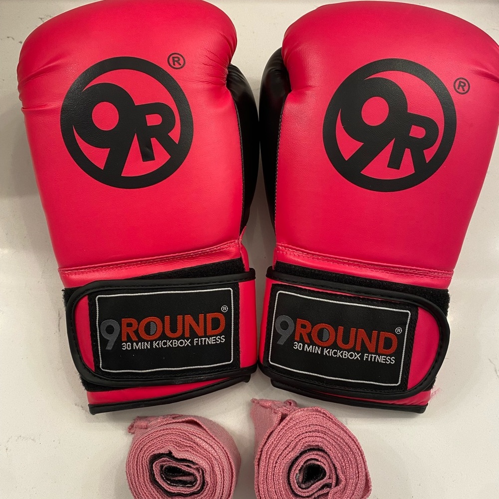 Boxing gloves with hand wraps for women